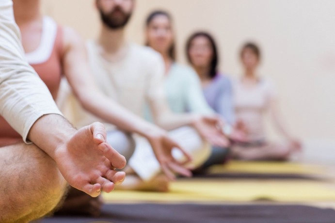 ioga-i-meditaciya-v-studii-na-kovrike-big-2
